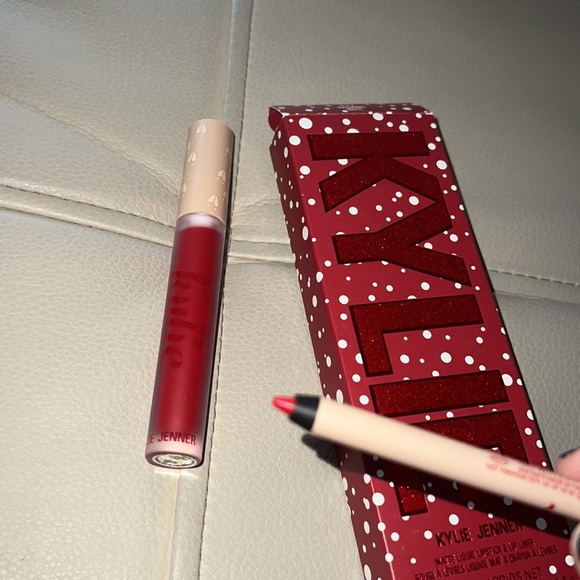 Kylie Cosmetics Holiday Collection Matte Lip Kit - Picture 14 of 14